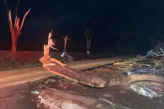 Zniszczenia po tornadzie