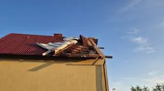 Uszkodzony dach w Mirowie w gminie Moryń