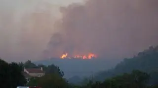 Całonocna walka z pożarem. "Sto domów w osi ognia"