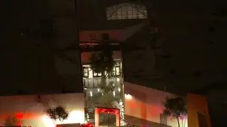 Deszcz tak silny, że zawalił się dach centrum handlowego