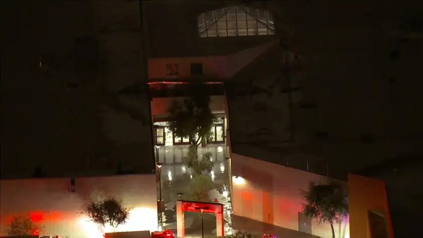 Deszcz tak silny, iż zawalił się dach centrum handlowego