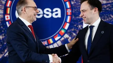Dyrektor ESA Josef Aschbacher i minister finansów i gospodarki Andrzej Domański