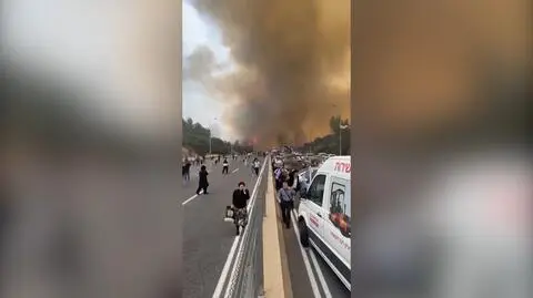 Ludzie opuszczają samochody na autostradzie nr 1 w Izraelu