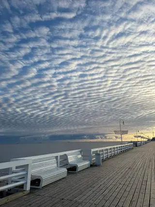 Chmury Altocumulus Stratiformis nad Sopotem