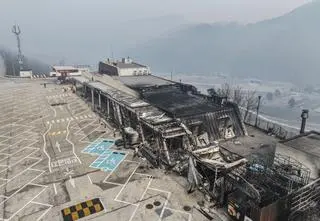 Spalona stacja benzynowa przy autostradzie w Cheongsong