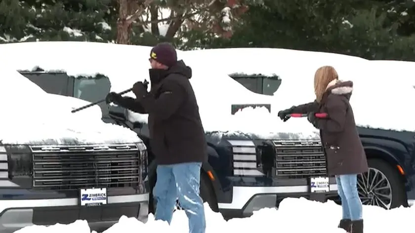 USA. Odśnieżyli setki pojazdów. Zima postawiła trudne warunki