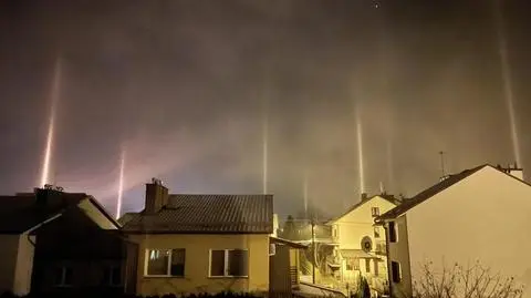 Świetlne słupy wyrosły między domami