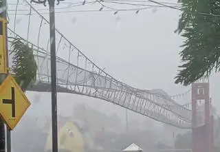 Tajfun miotał mostem jak zabawką. Zobacz nagranie