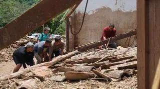 Mieszkańcy środkowej Boliwii sprzątają po powodzi