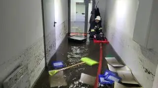 Zalane piwnice w Suwałkach po burzy (OSP Potasznia)