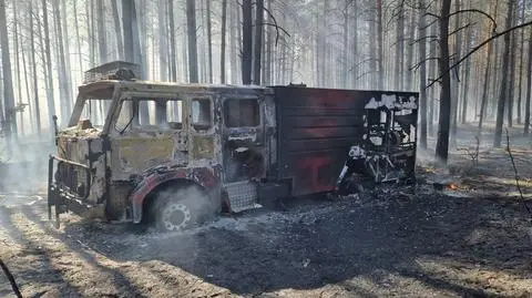 Las w ogniu, spłonął wóz strażacki
