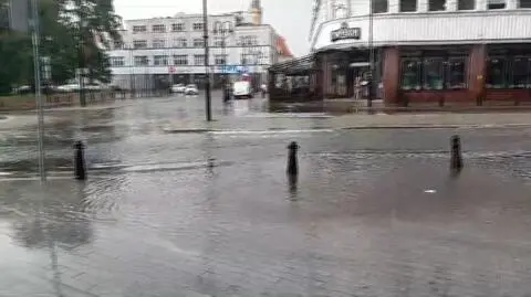 Ewakuowany obóz harcerski, drzewo spadło na auto, uszkodzone budynki