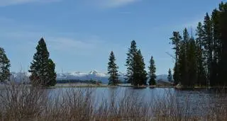 Pasmo górskie, do którego należy First Peoples Mountain z perspektywy Jeziora Yellowstone