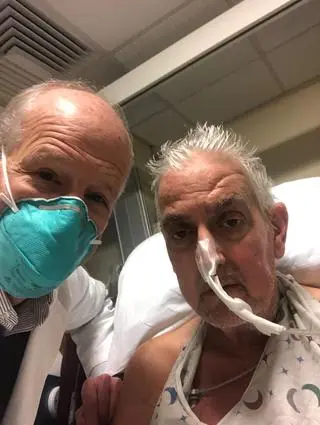 David Bennet po przeszczepie serca z chirurgiem, który wykonał operację