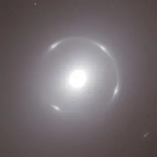 Pierścień Einsteina dookoła galaktyki NGC 6505