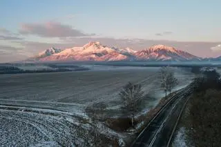 Widok na Tatry o wschodzie słońca z Białej Spiskiej