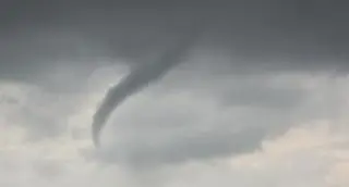 Zalążek trąby powietrznej w Strzelnie na Dolnym Śląsku 