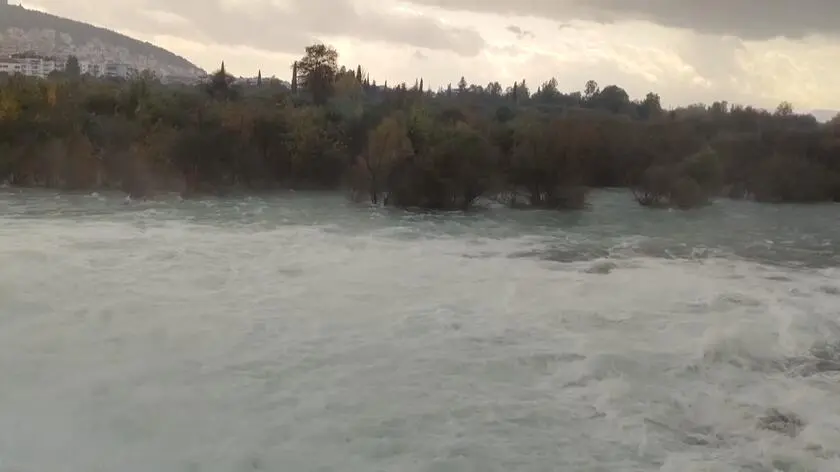 Ulewy w Grecji. Ulice kurortu zmieniły się w rzeki