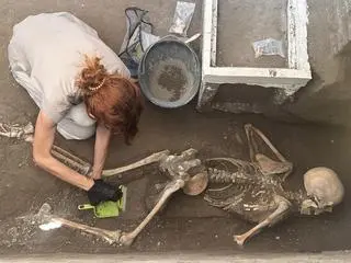 Archeolożka przy szkielecie odkrytym w Pompejach w 2024 roku