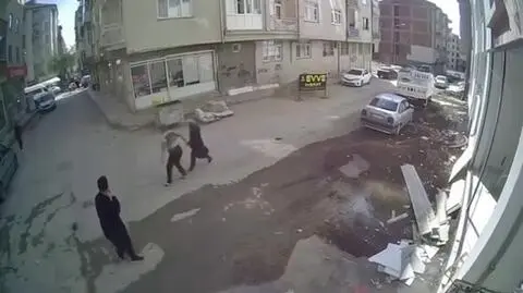 Szli ulicą, gdy na ich głowy zaczął spadać gruz