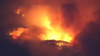 1400 strażaków, 100 żołnierzy. Walczą z ogniem, czekają na deszcz