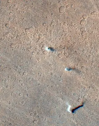 Sonda ExoMars Trace Gas Orbiter uchwyciła trzy wiry pyłowe przemieszczające się po powierzchni Marsa 8 listopada 2021 roku