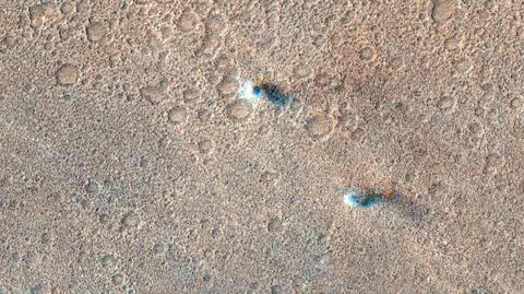 Sonda ExoMars Trace Gas Orbiter uchwyciła trzy wiry pyłowe przemieszczające się po powierzchni Marsa 8 listopada 2021 roku