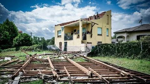 Wokół pełno wody, a w samochodzie rodzina z trzymiesięcznym dzieckiem