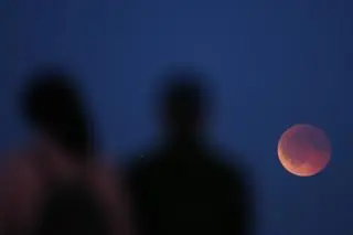 Mieszkańcy Koege w Danii obserwują zaćmienie Księżyca