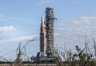 Rakieta Space Launch System na stanowisku startowym