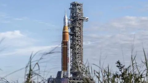 Rakieta Space Launch System na stanowisku startowym
