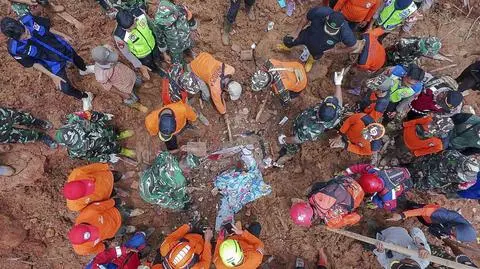 Osuwisko zeszło na wioski w Indonezji po intensywnych opadach deszczu