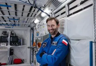 "Staram się mu doradzić". Mikołaj Uznański o relacji z bratem