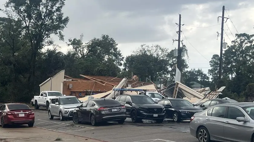 Tornado zniszczyło sto domów. "Okna zostały wybite, sufit zawalił się"