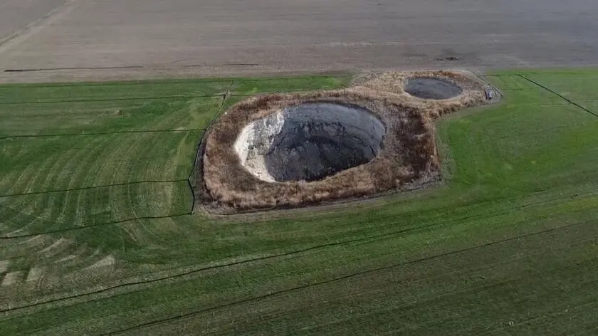 Turcja. Setki ogromnych dziur na polach. "Czy się martwimy? Oczywiście"