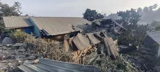 W wyniku erupcji wulkanu zniszczonych i uszkodzonych zostało wiele budynków