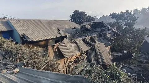 Erupcja wulkanu, deszcz, błyskawice. Zabici i zniszczone budynki