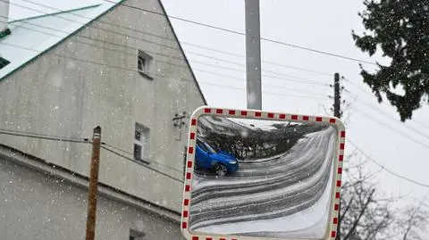 Zima, śnieg, lustro drogowe