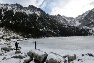 Cienka warstwa lodu na Morskim Oku