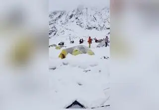 Odgarniali śnieg za pomocą garnków. "Było bardzo mokro i zimno"