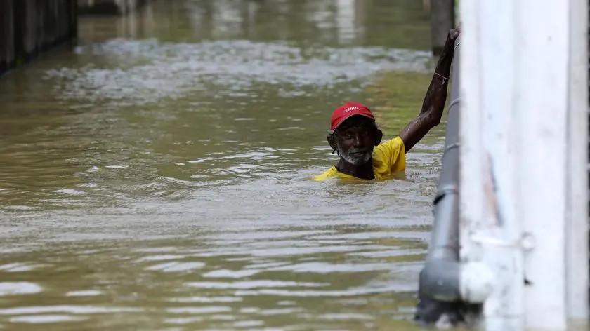 Śmiercionośne powodzie w Azji. Król Karol wydał oświadczenie