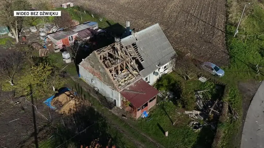 Wiatr zerwał dach domu w Wydartowie (woj