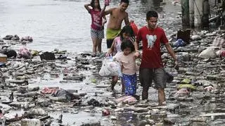 Intensywne opady przyniesione przez tajfun Fung-wong zalały wiele miejscowości na Filipinach