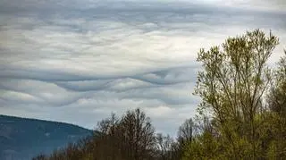 Chmury zwane "asperatus" nad Karkonoszami