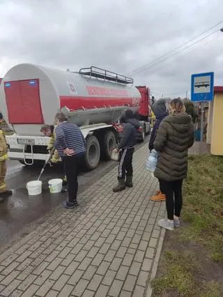 Strażacy rozwozili mieszkańcom wodę cysterną