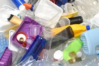 PFAS znajdują się na przykład w wodoodpornej odzieży czy opakowaniach na żywność
