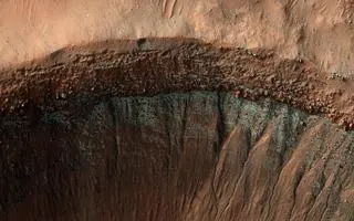 Krater w środku zimy. Na południowej ścianie osadza się szron, tutaj widoczny w błękitnej palecie barw