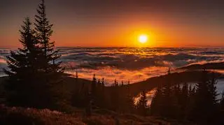 Magiczny jesienny  poranek nad Przełęczą Okraj w Karkonoszach