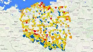 Kolor czerwony - stan alarmowy, pomarańczowy - stan ostrzegawczy, żółty - strefa stanów wysokich, niebieski - strefa stanów średnich, czarny - strefa stanów niskich