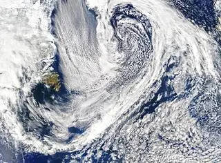 Zdjęcie satelitarne wykonane za pomocą spektroradiometru MODIS (Moderate Resolution Imaging Spectroradiometer) na satelicie Aqua, należącym do NASA, przedstawia uliczki chmur rozciągające się nad wodami pomiędzy Labradorem w Kanadzie a południowo-zachodnią Grenlandią.